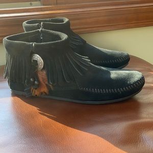 Women’s Minnetonka Black Concho Moccasins!